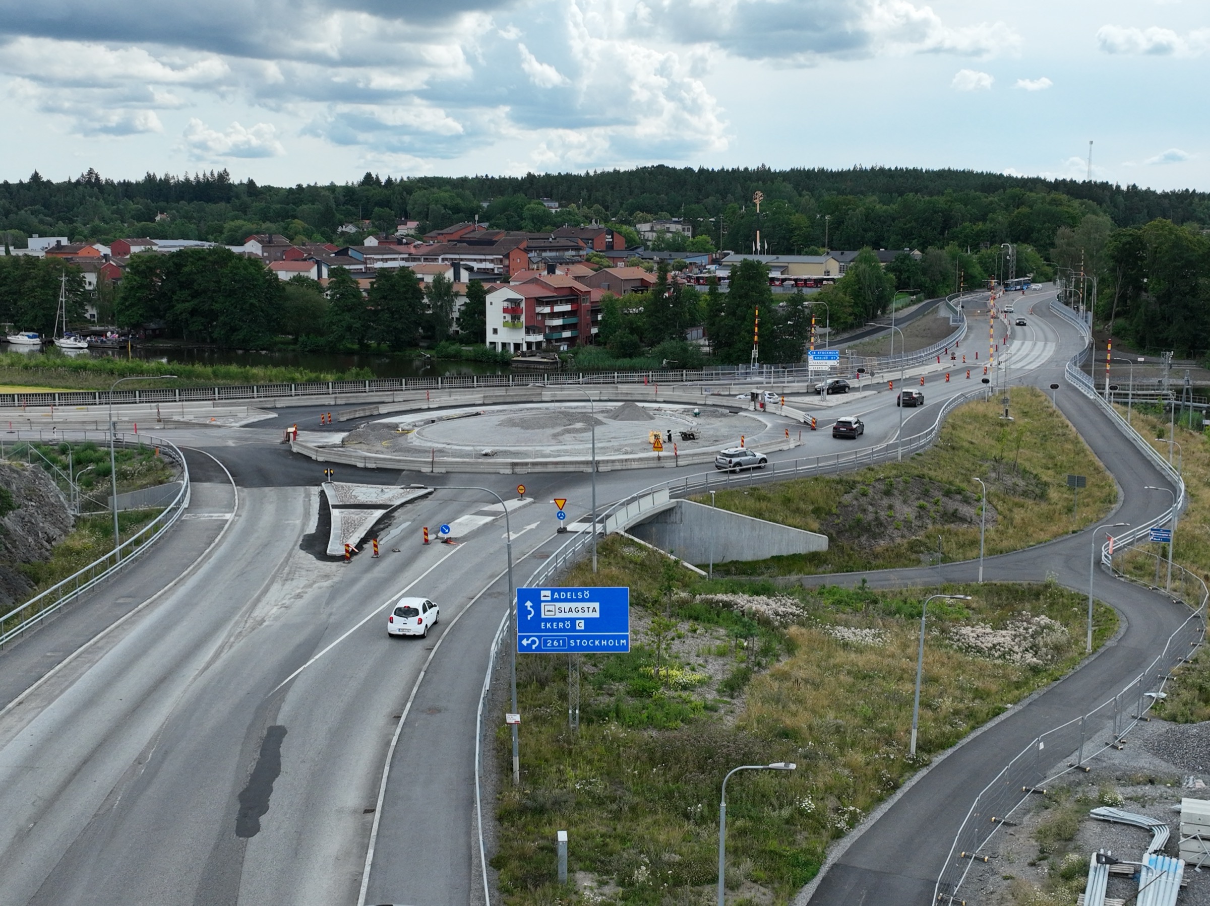 Rondell i Ekerö — komplett anläggningsprojekt med stenläggning, asfaltering och kantsten utfört av Arbetslag Bygg